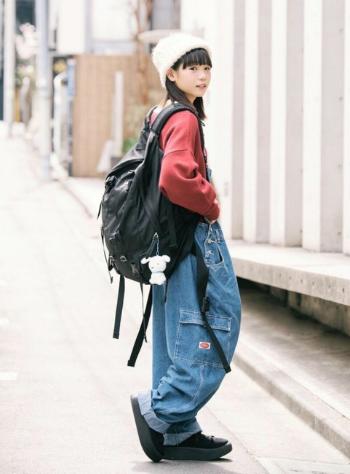 去旅行舒服又易襯!日本女生示範 4款有型又可愛的工人褲穿搭